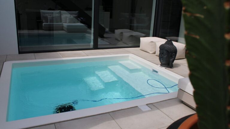 een klein zwembad in een kleine stadstuin