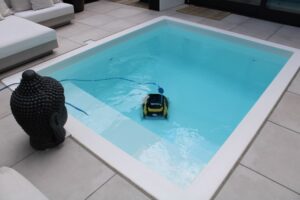 zwembad met robotstofzuiger in rotterdam