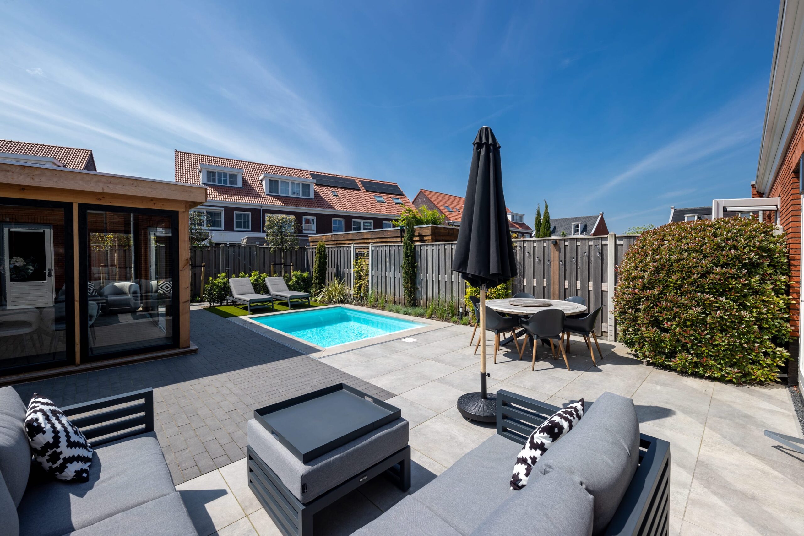 Vast zwembad in kleine tuin