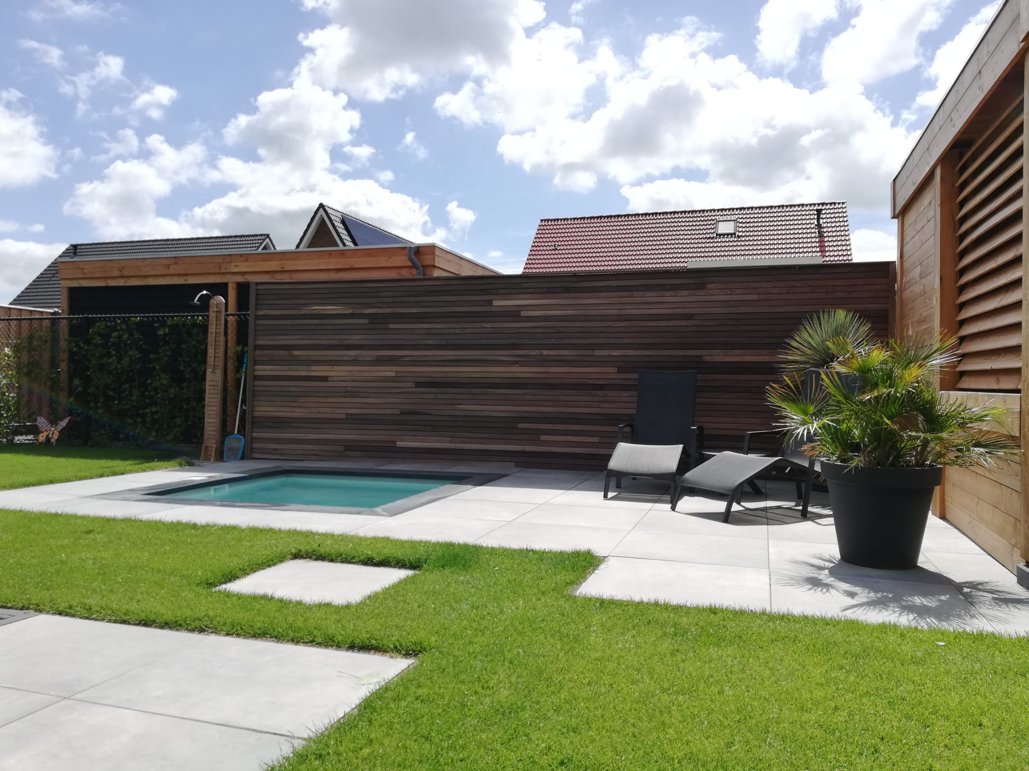 Vast zwembad in kleine tuin