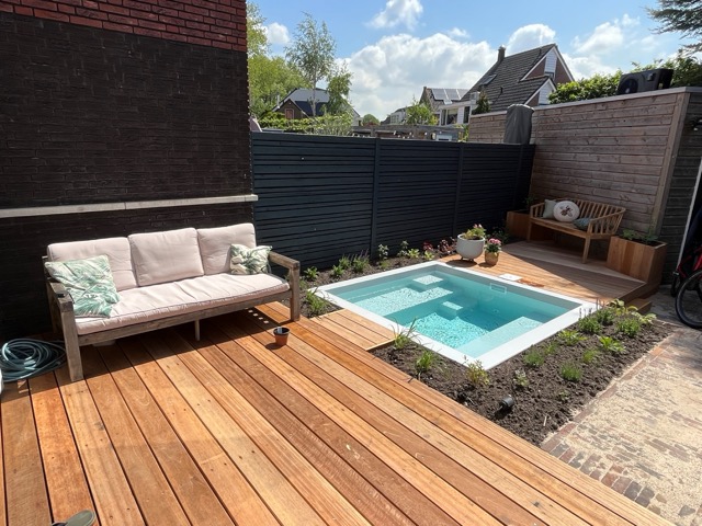 Vast zwembad in kleine tuin