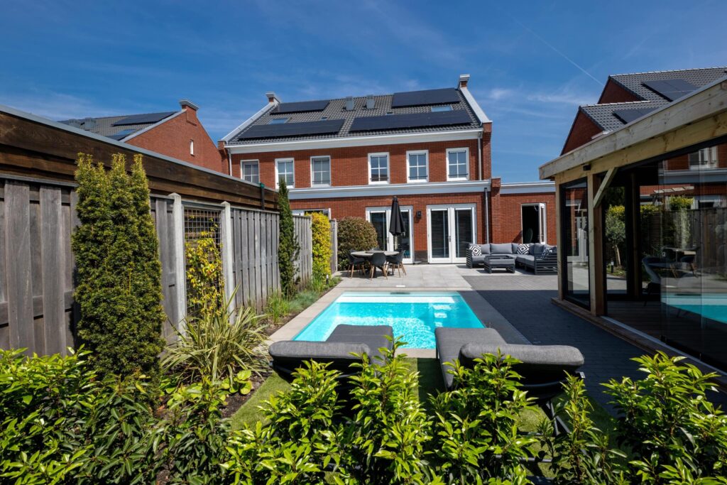 Vast zwembad in kleine tuin
