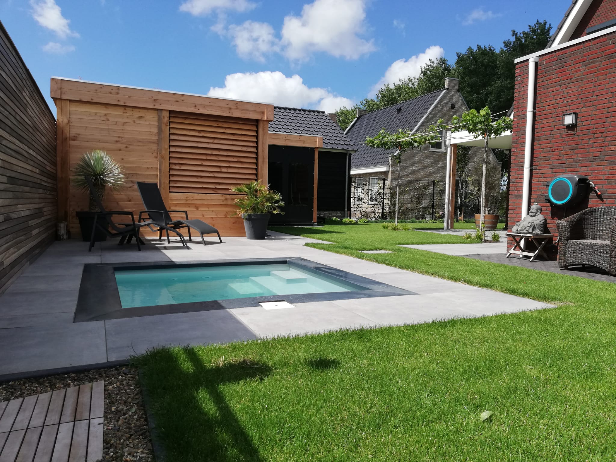 Vast zwembad in kleine tuin